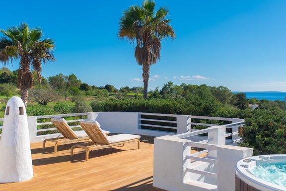 Rooftop terrace with a view all the way to the sea