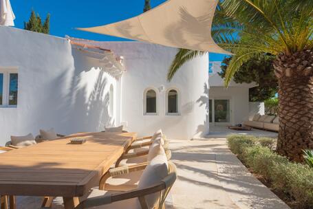 Villa Jondal – das Lebensgefühl Ibizas mit Meerblick, Pool, Jacuzzi und separaten Gästebereichen
