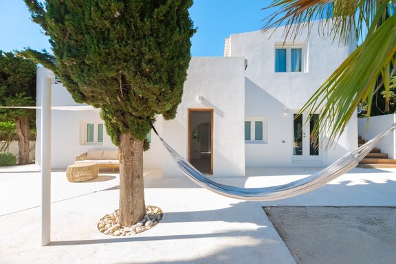 Relaxed elegance in the shade of old trees