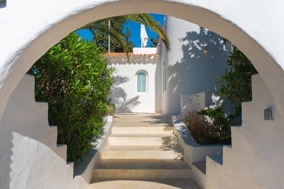 A picturesque entrance full of charm