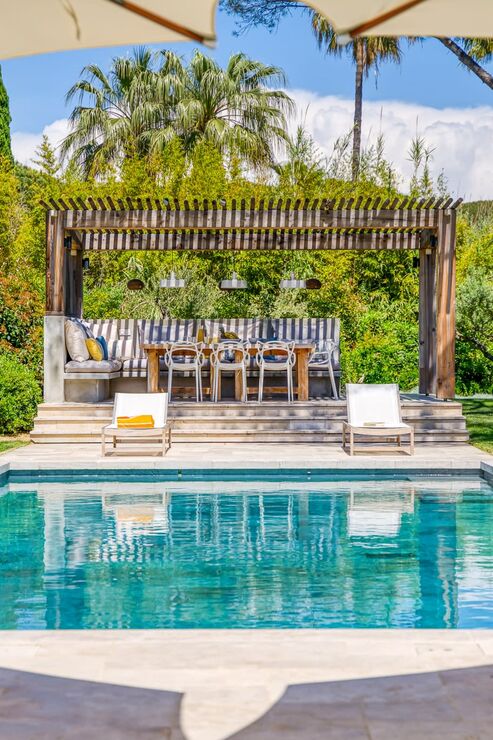 Mediterrane Outdoor-Lounge mit Pergola