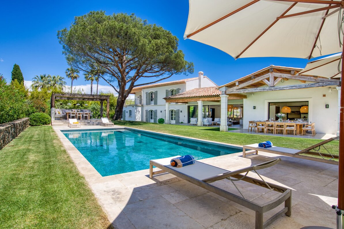 Spacious garden with pool terraces