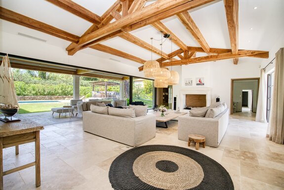 A natural stone fireplace as a stylish focal point of the living area