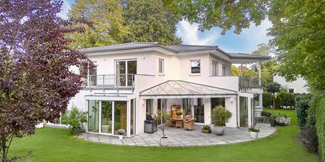 Villa mit Flair in Toplage: Hochwertiges Einfamilienhaus von 2012 mit Erdwärmepumpe, Kamin und Sauna