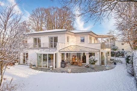 Villa with flair in a top location: High-quality detached house from 2012 with geothermal heat pump, fireplace and sauna