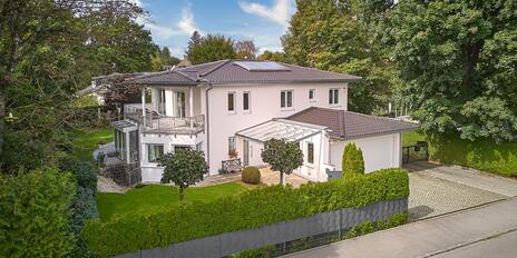 Villa with flair in a top location: High-quality detached house from 2012 with geothermal heat pump, fireplace and sauna