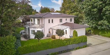 Villa mit Flair in Toplage: Hochwertiges Einfamilienhaus von 2012 mit Erdwärmepumpe, Kamin und Sauna