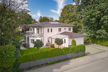Villa with flair in a top location: High-quality detached house from 2012 with geothermal heat pump, fireplace and sauna