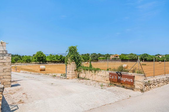 Private Zufahrt zum Anwesen