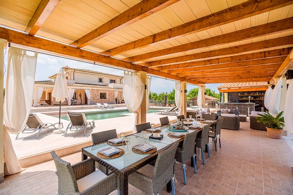 Essbereich mit Blick zum Haus