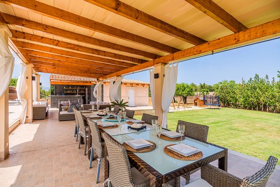 Essbereich mit Blick zum Kinderspielplatz