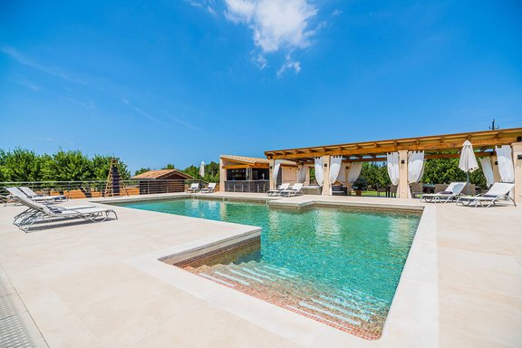 Pool mit Liegeflächen