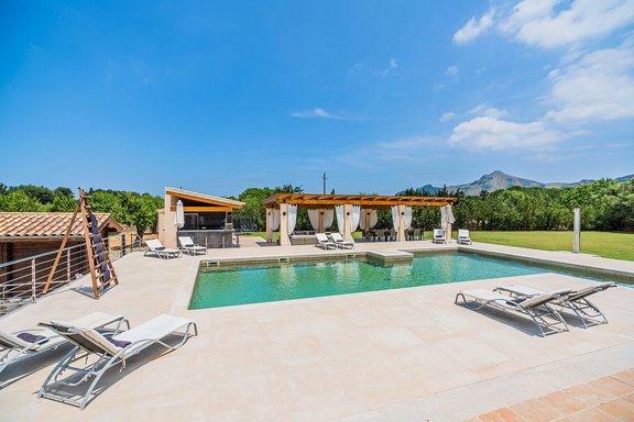 Pool mit Bar und Terrasse