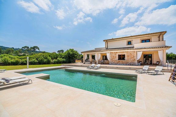 Terrasse mit Pool und Garten