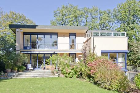 Villa mit großzügigen Räumlichkeiten, geschmackvoller Ausstattung und Südgarten