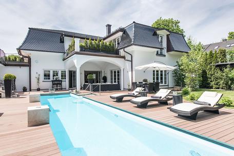 Villa mit Highend-Ausstattung, beeindruckend schönem Garten und spektakulärem Poolbereich