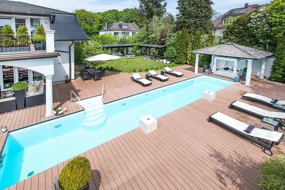 Gartenanlage mit Pool und zauberhaftem Pavillon