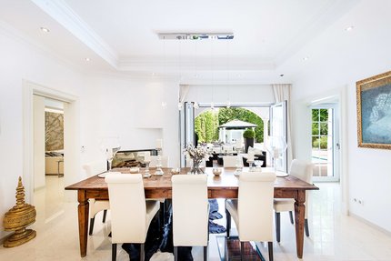 Esszimmer mit komplett zu öffnenden Fensterfronten