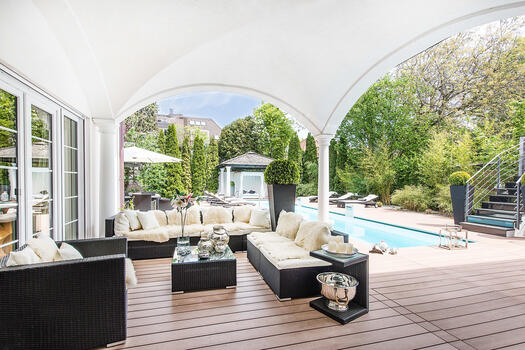 Heated lounge area