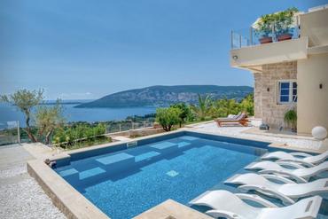 Villa mit Pool und Meerblick an der Küste Montenegros