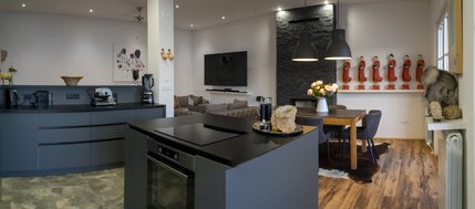 Moderne Küche mit Kochinsel