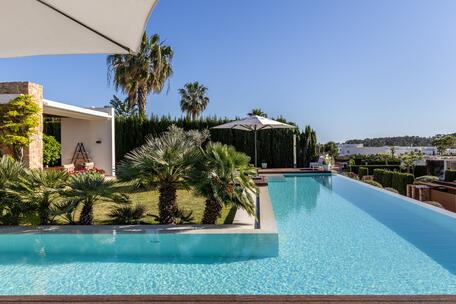Villa Santorini – Mediterrane Villa mit Wellnessbereich, Meerblick und privatem Garten