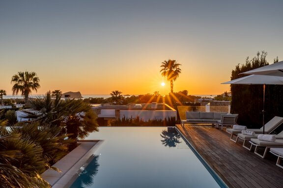 Pool with a view of the ocean in the evening light