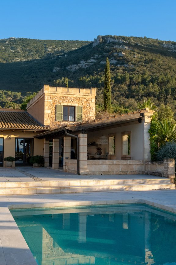 Blick auf Finca und Berge