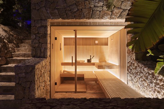 Sauna in Naturstein eingebettet