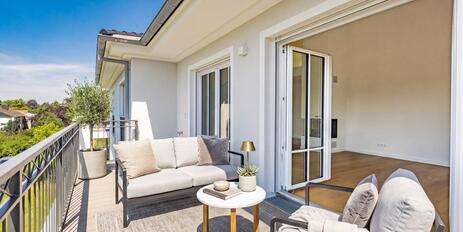 Villen-Architektur trifft Design-Ästhetik: Wohnung mit Dachterrasse zum Erstbezug