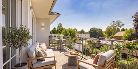 Villen-Architektur trifft Design-Ästhetik: Wohnung mit Dachterrasse zum Erstbezug