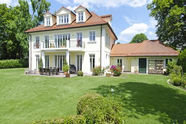 Villa property with extremely high-quality equipment on park-like property