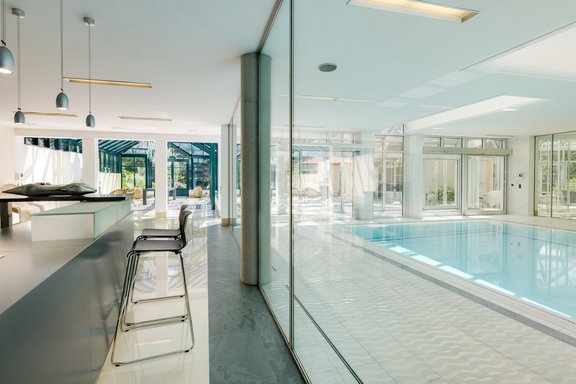 Schwimmhalle und Barbereich