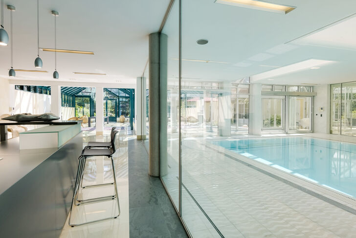 Schwimmhalle und Barbereich