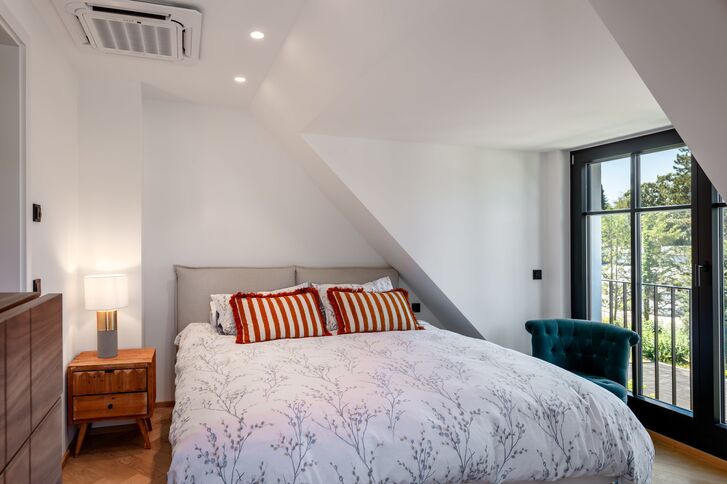 Gemütliches Schlafzimmer mit Klimaanlage