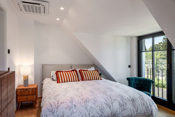 Gemütliches Schlafzimmer mit Klimaanlage