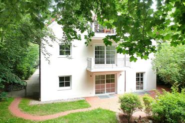 Villenkolonie I: Spacious 4-room garden apartment with house-in-house character in a prime green location