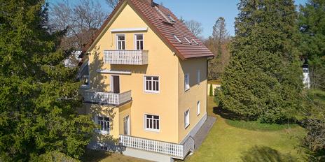 Maria-Eich Villa Colony: Charming multigenerational home with three units and great potential in a prime location