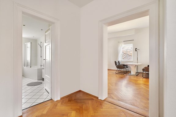 Fischgrätparkett und Kassettentüren