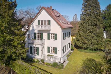 Maria-Eich Villa Community: Historic villa with three units and potential for expansion in a prime location