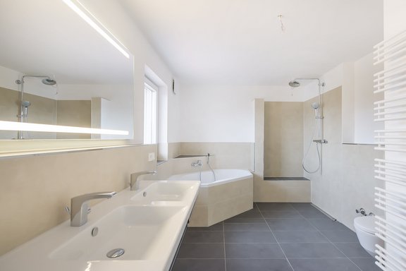 High quality equipped bathroom