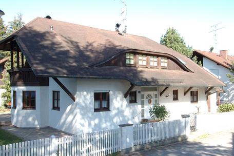 Walmdachvilla mit moderner exklusiver Ausstattung