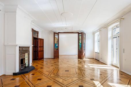 "Wappenhaus": Prachtvolle Drei-Zimmer-Wohnung mit Kamin und Westbalkon in Jugendstil-Palais von 1893