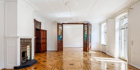 "Wappenhaus": A magnificent three-bedroom apartment with a fireplace and a west-facing balcony in an Art Nouveau palace built in 1893