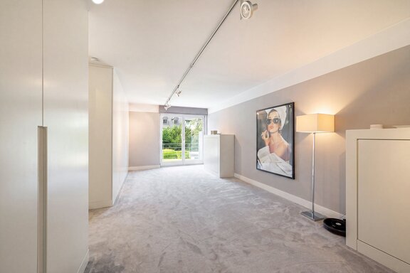 Dressing room with made-to-measure fixtures