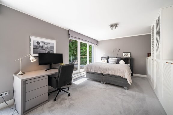 A Well-Organized Bedroom