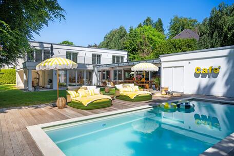 Weitläufig und lichterfüllt: Luxuriöses Familiendomizil mit Pool und traumhaftem Garten