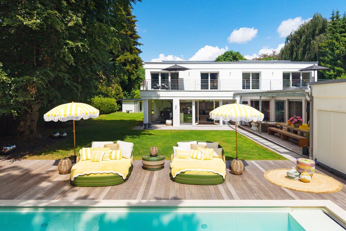 Luxurious family home with a pool and a gorgeous garden