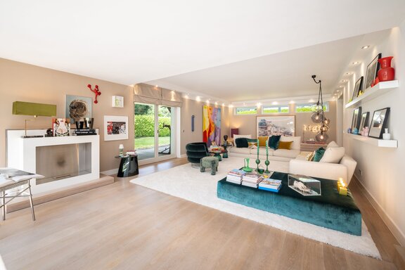 Stylish living area with an ethanol fireplace