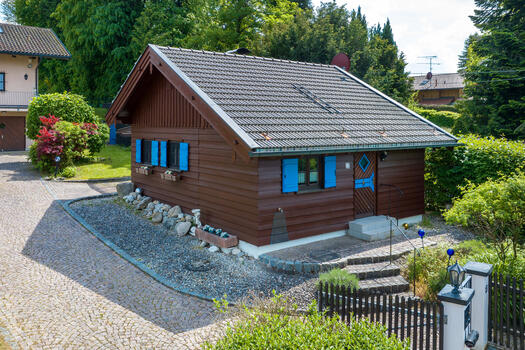 The well-kept property includes a guest house equipped with photovoltaics